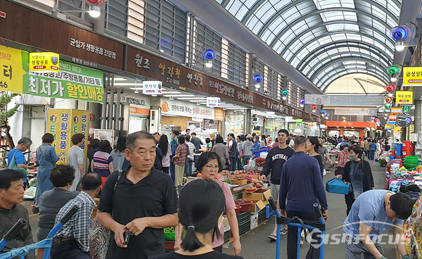 민족 최대 명절인 추석을 맞아 28일, 전주 중앙시장에는 제수용품을 구매하려는 시민들로 북적이는 모습.  사진/강종민 기자