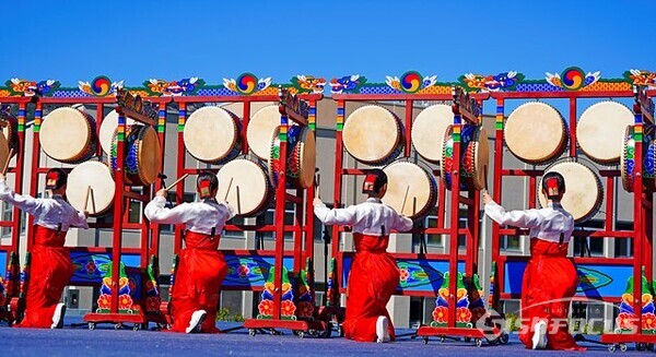 지난 1일 오전 청와대 헬기장 특설 무대에서 한국문화재재단 예술단의 오북춤 공연 모습. 사진 / 유우상 기자