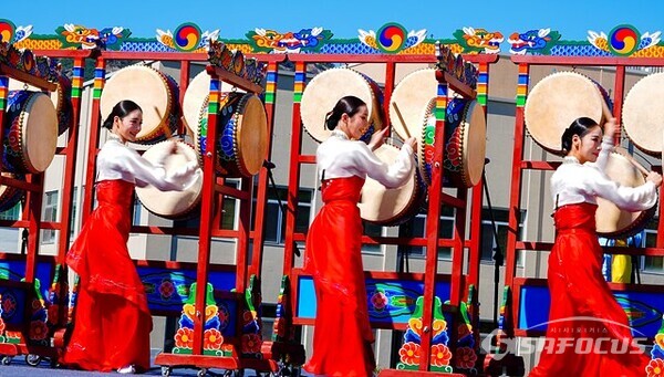 지난 1일 오전 청와대 헬기장 특설 무대에서 한국문화재재단 예술단의 오북춤 공연 모습. 사진 / 유우상 기자