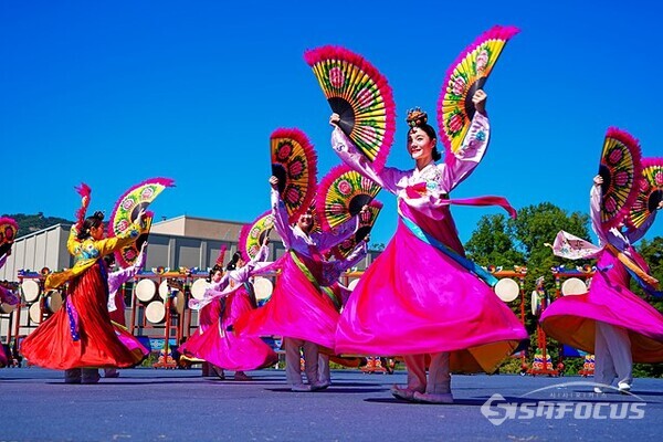 1일 오전 청와대 헬기장에서 한국문화재재단 예술단이 부채춤을 공연하고 있다.  사진/유우상 기자