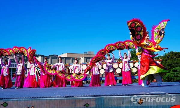 1일 오전 청와대 헬기장에서 한국문화재재단 예술단이 부채춤을 공연하고 있다.  사진/유우상 기자