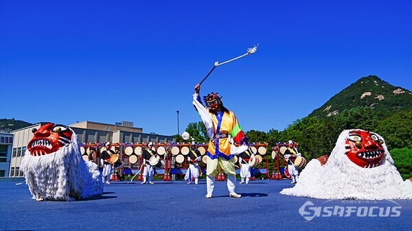 1일 오전 청와대 헬기장 특설무대에서  한국문화재재단 예술단의 명인이 사자춤 공연을 하고 있다. 사진/유우상 기자