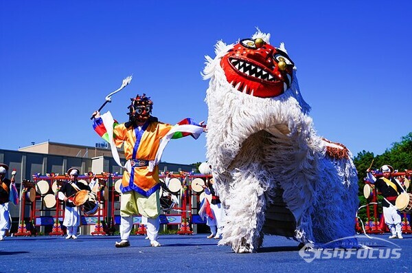1일 오전 청와대 헬기장 특설무대에서  한국문화재재단 예술단의 명인이 사자춤 공연을 하고 있다. 사진/유우상 기자