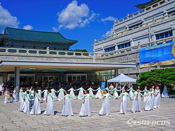 지난 1일 오후 국립민속박물관 앞마당에서 '영덕 월월이 청청'을 공연하고 있다. 사진 / 유우상 기자