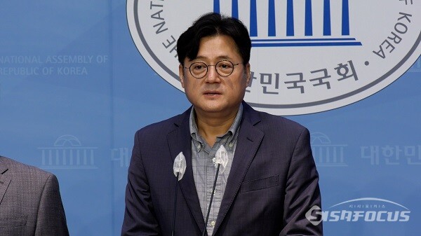 더불어민주당 홍익표 원내대표가 과거 국회에서 기자회견을 하고 있는 모습. 사진 / 김경민 기자