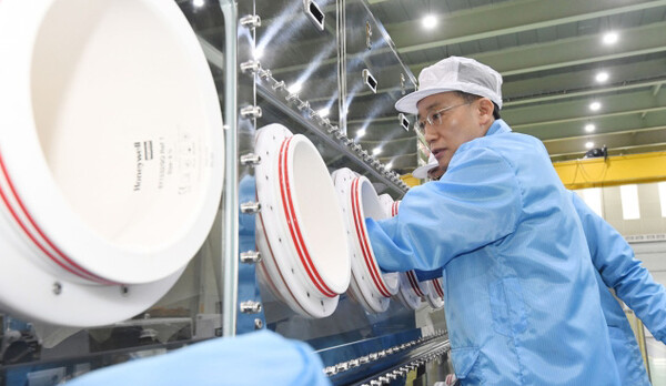 추경호 경제부총리 겸 기획재정부 장관이 3일 서울 금천구 소재 수출 중소기업 고려기연을 방문해 이 업체가 개발한 전고체 배터리용 글로브박스를 살펴보고 있다 / ⓒ기재부