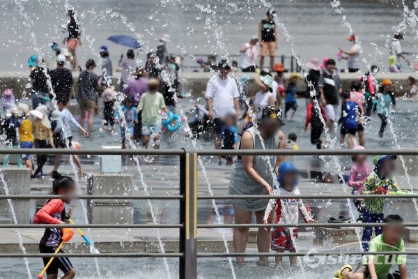 지난 여름 가족 단위 피서객들이 한강공원 물빛광장에서 물놀이를 하고 있는 모습 / ⓒ시사포커스DB