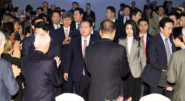 윤석열 대통령이 4일 워커힐 호텔에서 열린 파독 근로 60주년 기념 오찬에 입장하고 있다.(사진/뉴시스)