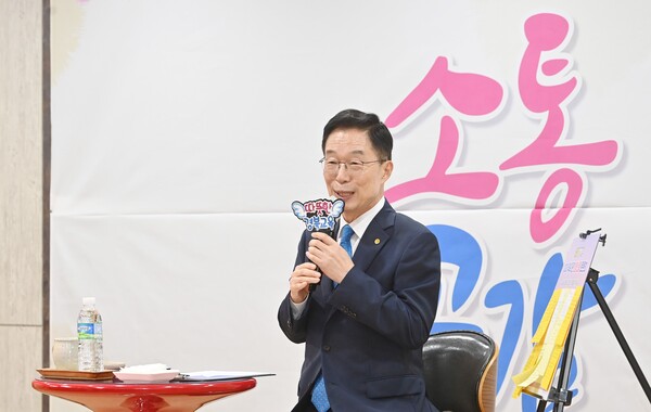 4일 임종식 경북교육감이 11개 직속 기관 현장소통토론회에서 교육가족들의 질문에 답변하고 있다. 사진/경북교육청 