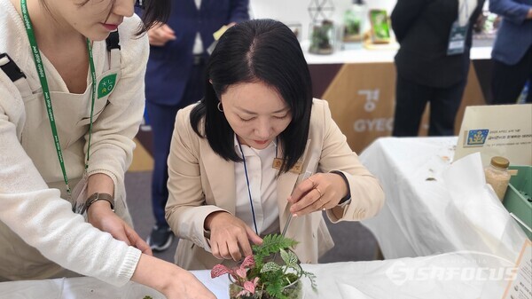 7일 정경민 경북도의원이 산의날 기념식에서 체험을 하고 있다. 사진/김영삼 기자