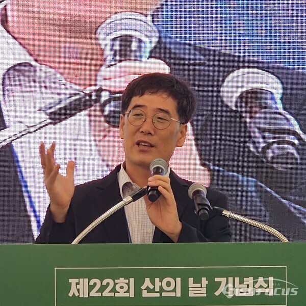 7일 남송희 남부산림청장 산의날 기념식에서 축사를 하고 있다. 사진/김영삼 기자