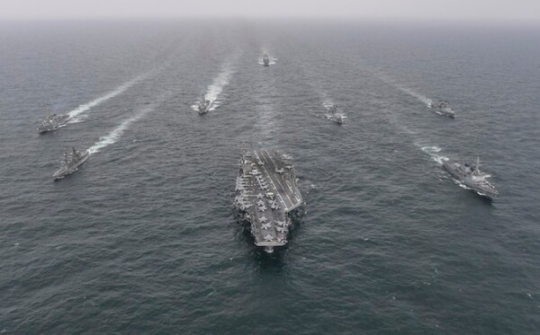 사진 앞열 우측부터 한국 해군 율곡이이함(DDG-992), 미국 해군 니미츠함(CVN-68), 일본 해상자위대 우미기리함(DD-158) / ⓒ뉴시스-해군