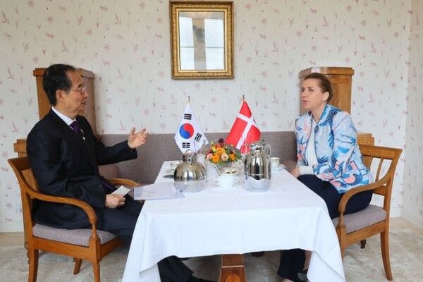 한덕수 국무총리가 11일(현지시간) 덴마크 코펜하겐 마리엔보르궁 총리관저에서 메테 프레데릭센(Mette Frederiksen) 덴마크 총리와 한·덴마크 총리 회담을 하고 있다 / ⓒ국무총리실