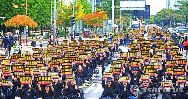 지난 14일 오후 검은 상복 차림의 전국교사들은 국회앞 집회에서 '아동복지법 전면개정을 요구하였다.  사진/유우상 기자