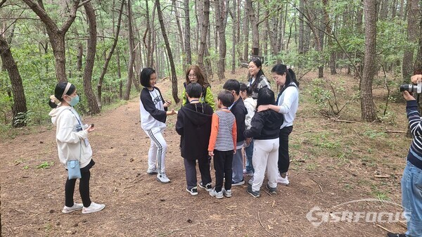  14일 포항교육지원청이 괴시마을에서 교육복지안전망사업의 일환으로 학생들이 가족들과 함께하는 ‘우리 가족 숲힐링나들이’ 프로그램을 진행하고 있다. 사진/엄지원 기자