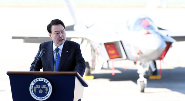 윤석열 대통령이 17일 경기도 성남 서울공항에서 열린 '서울 아덱스(ADEX) 2023' 개막식에서 축사하고 있다 / ⓒ뉴시스