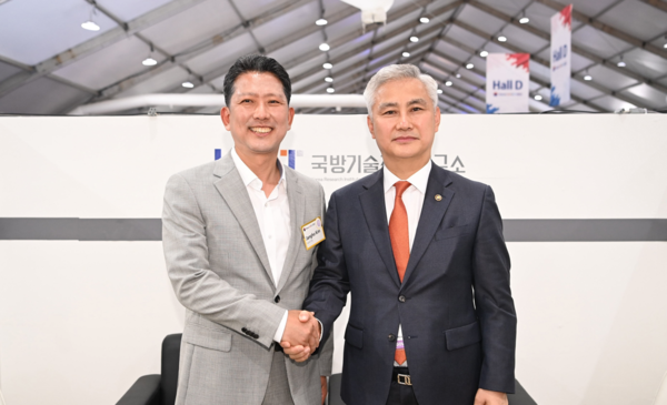 17일 ‘Seoul ADEX 2023’에 참석한 김장호 시장(왼쪽)이  엄동환 방위사업청장과 환담 후 기념 촬영에 나선모습.사진/구미시