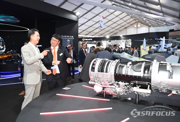 다누리호 추진시스템에 관해 관련자로 부터 설명을 듣고 있는 김장호 구미시장.사진/구미시