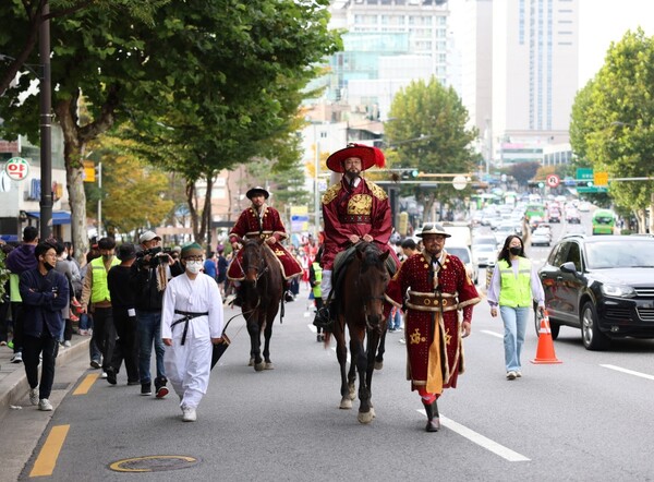 서울 성동구는 오는 21일 살곶이 체육공원 일대에서 '태조 이성계 축제'를 개최한다. 사진은 전년도 사냥행차 모습. (사진 / 성동구청)
