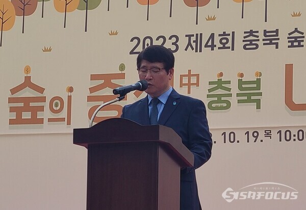 안창복 충북도 환경산림국장이  ‘숲의 중심 충북, 나래를 펴다’라는 주제로 제4회 충북 숲해설 경연대회에서 격려사를 하고 있다. 사진/김영삼 기자