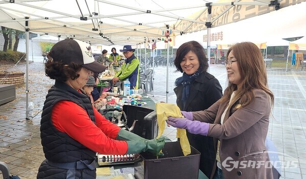 충북도는 올해 숲해설 경연대회와 함께 탄소중립 실현을 주재로 전문가 특강을 진행하며 다양한 체험부스도 마련했다.사진/김영삼 기자