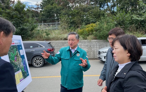 이동업 경북도의원(중앙)이 경북도와 포항시 관계자들에게 소나무재선충병 확산 방지를 위한 대책 마련 요구와 경북도의회 차원의 지원을 약속하고 있다. 사진/경북도의회 