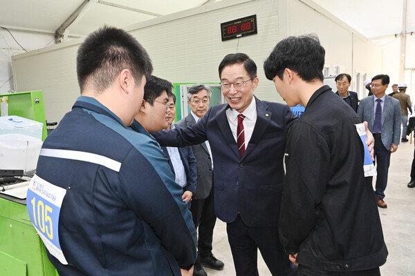 임종식 경북교육감이 제58회 충남 전국기능경기대회에서 학생들을 격려하고 있다. 사진/경북교육청 