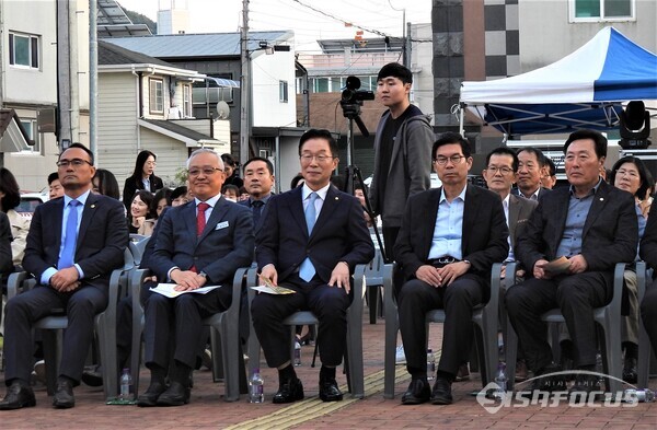 24일 (왼쪽부터)황재철 경북도의회 예결위원장,윤인환 영덕교육장, 임종식 경북교육감, 김광열 영덕군수, 손덕수 영덕군의회 의장이  ‘2023 교육가족과 함께하는 영덕해파랑 가을 음악회’에서 주민들과 함께 음악을 감상하고 있다. 사진/김영삼 기자