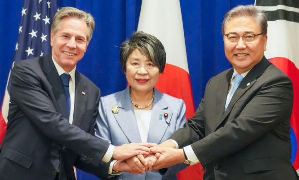 박진 외교부 장관(오른쪽)과 토니 블링컨 미국 국무장관(왼쪽), 가미카와 요코 일본 외무상이 지난달 22일(현지시간) 뉴욕에서 약식 회의를 갖기 전 기념촬영을 하고 있다 / ⓒ뉴시스