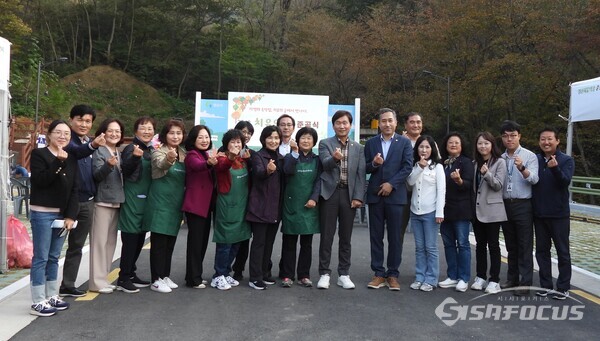 26일 조현일 경산시장이 남부동 새마을 부녀회원 등 시민들과 함께 ‘경산 치유의 숲’ 준공식을 축하하고 있다. 사진/김영삼 기자