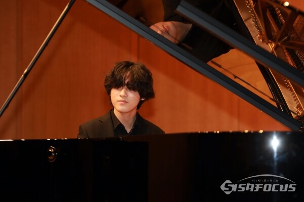 2022년 11월 28일, 피아니스트 임윤찬씨가 피아노를 연주하고 있다. 임씨는 오늘의 젊은 예술가상을 받는다. [사진 / 오훈 기자]