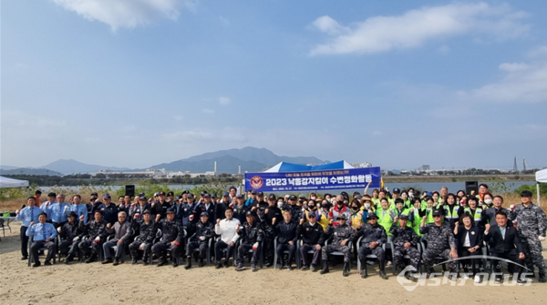 대한민국특수임무유공자회 회원 및 자원봉사단체 120여명이 구미시 낙동강변 안전지킴이 활동 및 수변정화 활동을 하고 있다.사진김진성 기자