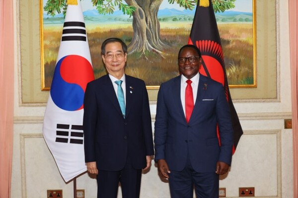 아프리카와 유럽 해외순방에 나선 한덕수 국무총리가 30일(현지시간) 말라위 대통령실에서 라자루스 맥카시 차퀘라 대통령과 기념촬영을 하고 있다 / ⓒ국무총리실