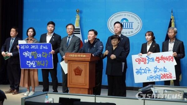 31일 더불어민주당 의원들과 민생경제연구소가 기자회견을 하고 있다.(2) [사진 / 오훈 기자]