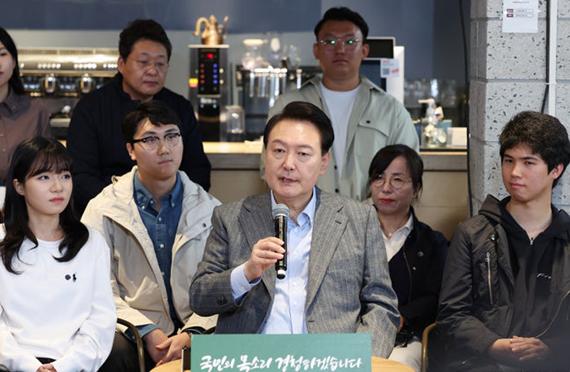 윤석열 대통령이 1일 서울 마포구 한 카페에서 열린 제21차 비상경제민생회의에서 발언하고 있다. 사진 / ⓒ뉴시스