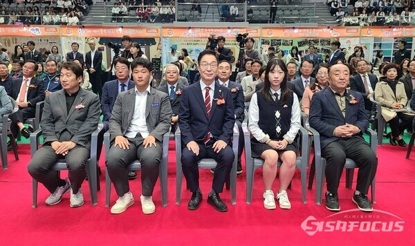 4일 임종식 경북교육감(사진 중앙)이 학생들을 위한  ‘2023 경북 학생건강 한마당’ 개막식에서 포항지역 학생 대표들과 함께 하고 있다. 사진/엄지원 기자