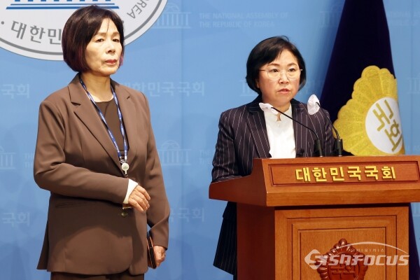 25일 김의겸 의원과 최민희 전 의원, 김현 전 방통위 상임위원이 기자회견을 하고 있다.(2)