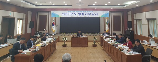 7일 경북도의회 문화환경위원회가 경북도환경연수원에 대한 행정사무감사를 하고 있다. 사진/경북도의회