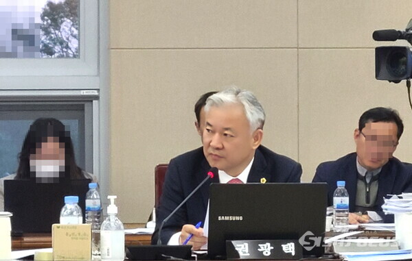 7일 권광택 교육위원이 경북교육청 행정사무감사에서 경북 안동시 임동중학교 폐교 부지에 추진하던 ‘경북공립 대안학교’ 설립 사업 중단 이유와 대안을 집행부에 요구하고 있다. 사진/김영삼 기자