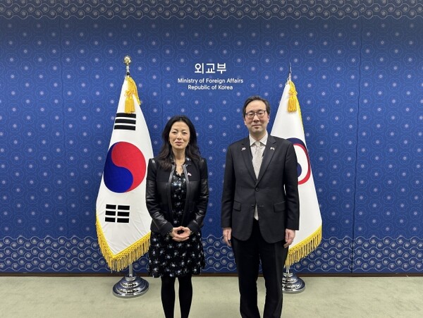 이준일 북핵외교기획단장(오른쪽)과 정 박 미국 대북특별부대표(왼쪽)./ ⓒ외교부