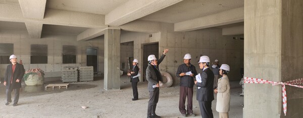 8일 경북교육청 시설 공사 명예감사관들이 구미교육지원청 청사 신축공사 현장에서 사전 예방 감사의 실효성을 확보하고, 사용자의 만족도를 높이기 위해 일상감사 현장점검을 하고 있다. 사진/경북교육청 