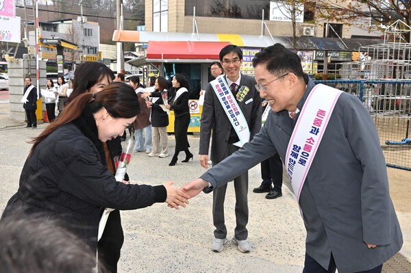 9일 임종식 경북교육감이 안동송현초등학교에서 공교육 신뢰 회복과 교원 사기 진작을 위해 등굣길 선생님들을 응원하고 있다. 사진/경북교육청