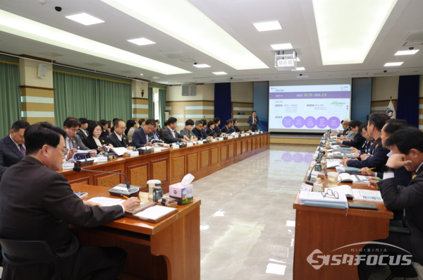 9일 청도군은 군청 대회의실에서 재)경북연구원 나중규 본부장의 발표로 ‘비전2040 청도군 중장기발전계획 수립 연구용역 착수보고회’를 열고 도시경쟁력을 확보하기 위한 계획에 들어갔다.사진/청도군