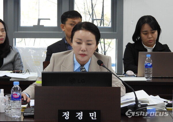 14일 정경민 도의원이 행정사무 감사에서 경북도산림자원개발원 업무 개선을 강력 요구하고 있다. 사진/김영삼 기자