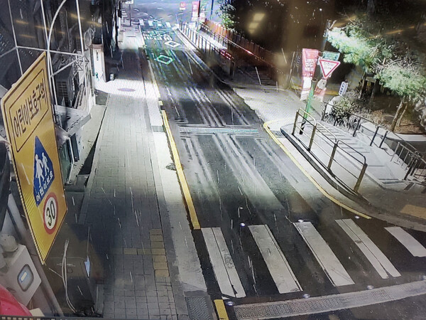 서울 성동구는  ‘2023년 겨울철 종합대책’의 일환으로 금호 2, 3가동 주민센터 앞에 도로열선을 깔았다. (사진 / 성동구청)