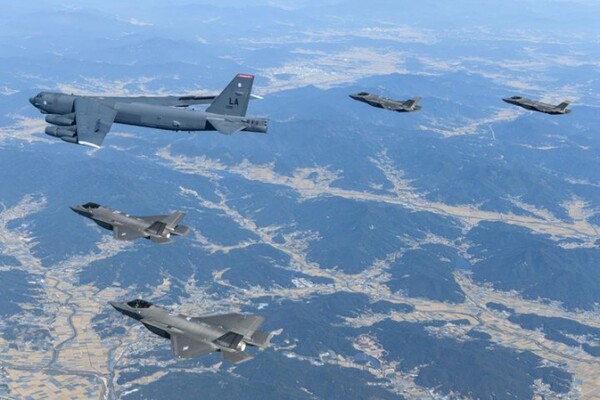 17일 한반도에 전개한 미국 공군의 B-52H 전략폭격기와 한국 공군의 F-35A 전투기들이 한반도 상공에서 한미 연합공중훈련을 실시하고 있다 / ⓒ공군=뉴시스