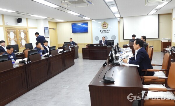 15일 경북도의회 건설소방위원회가 경북소방본부 행정사무감사를 하고 있다. 사진/김영삼 기자 