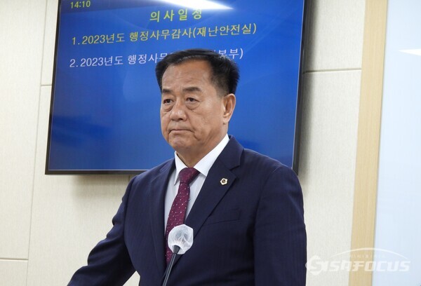 15일 박승직 위원장이 경북소방본부 행정사무감사에서 증인선서를 받고 있다. 사진/김영삼 기자