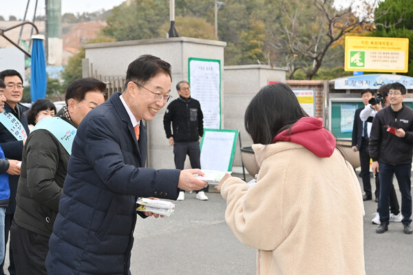 16일 임종식 교육감이 부모님 마음으로 시험장에 입실하는 수험생을 응원하고 있다.사진/경북교육청