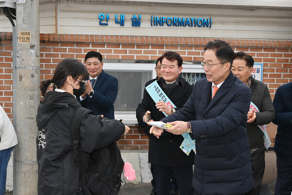 16일 임종식 교육감이 부모님 마음으로 시험장에 입실하는 수험생을 응원하고 있다.사진/경북교육청
